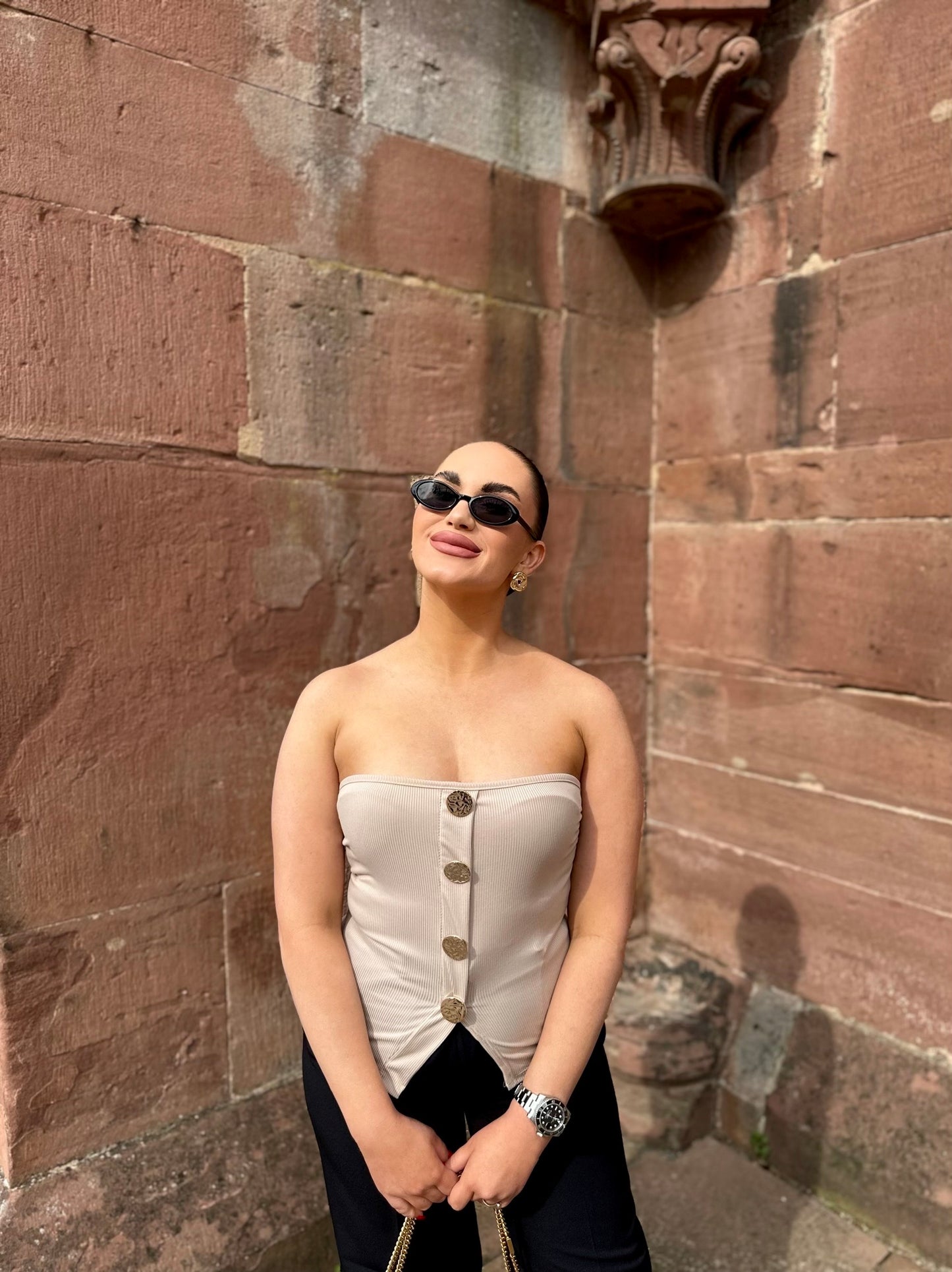 BANDEAU TOP BEIGE MIT GOLDENEN DETAILS