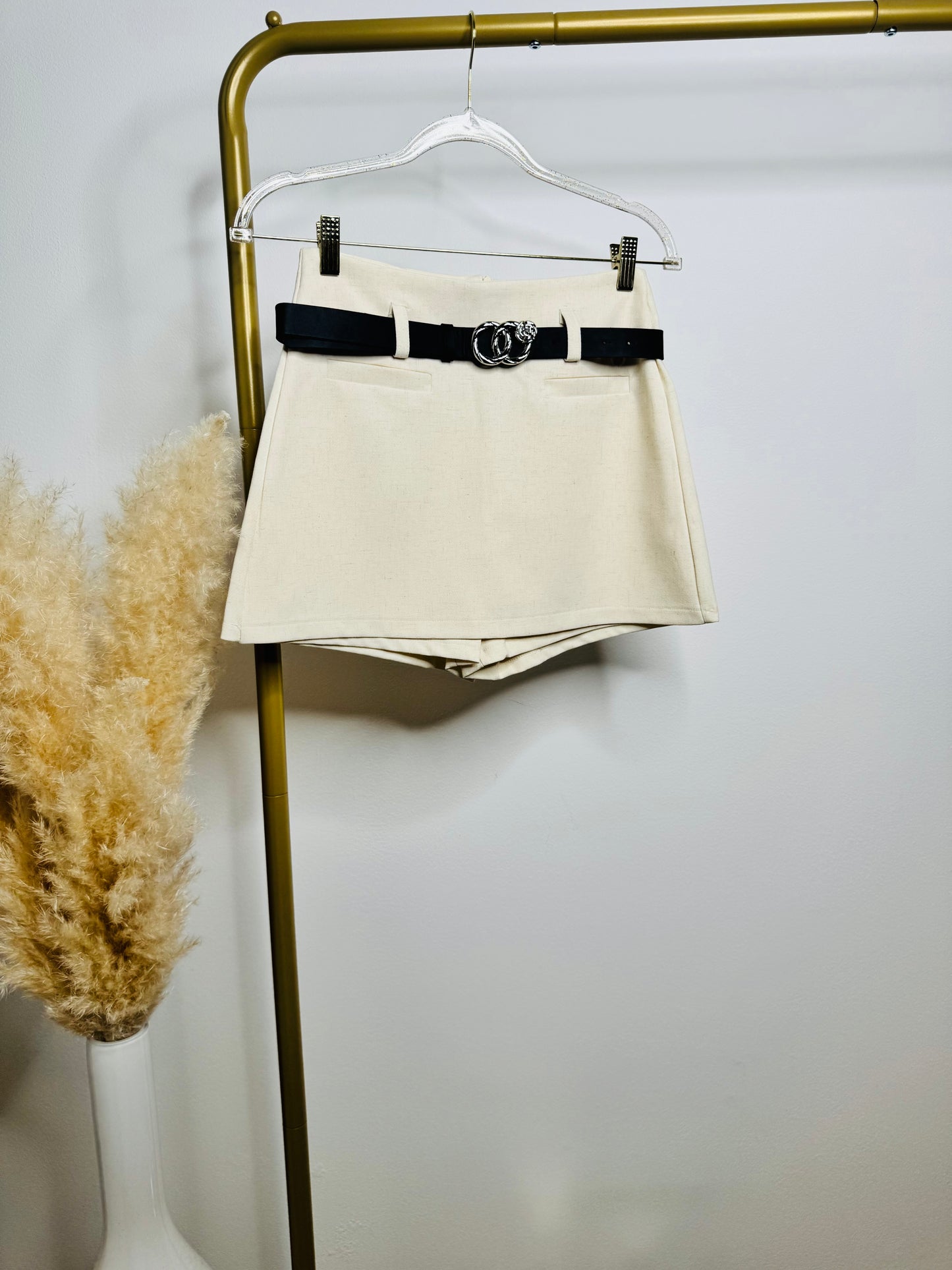 SKORT IN BEIGE MIT GÜRTEL