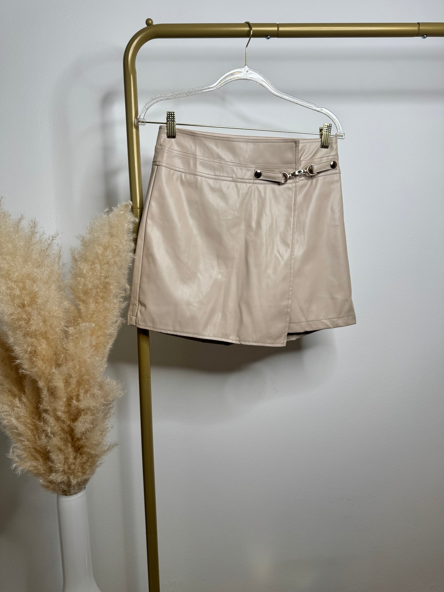 HOSENROCK BEIGE MIT GOLDENEN DETAILS