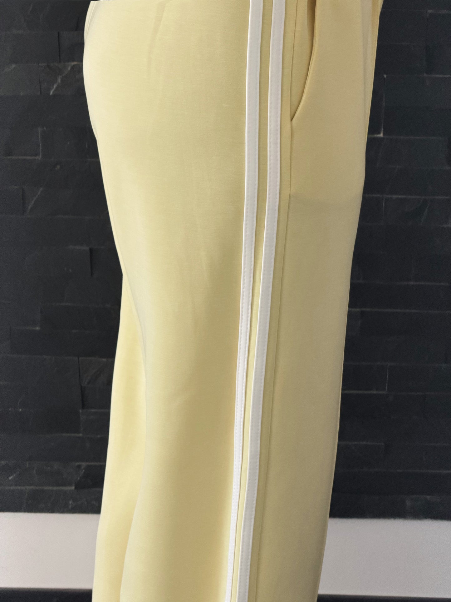 HOSE FLOWY SUMMER GELB