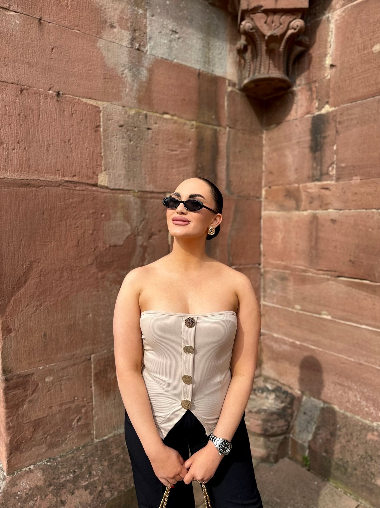 BANDEAU TOP BEIGE MIT GOLDENEN DETAILS