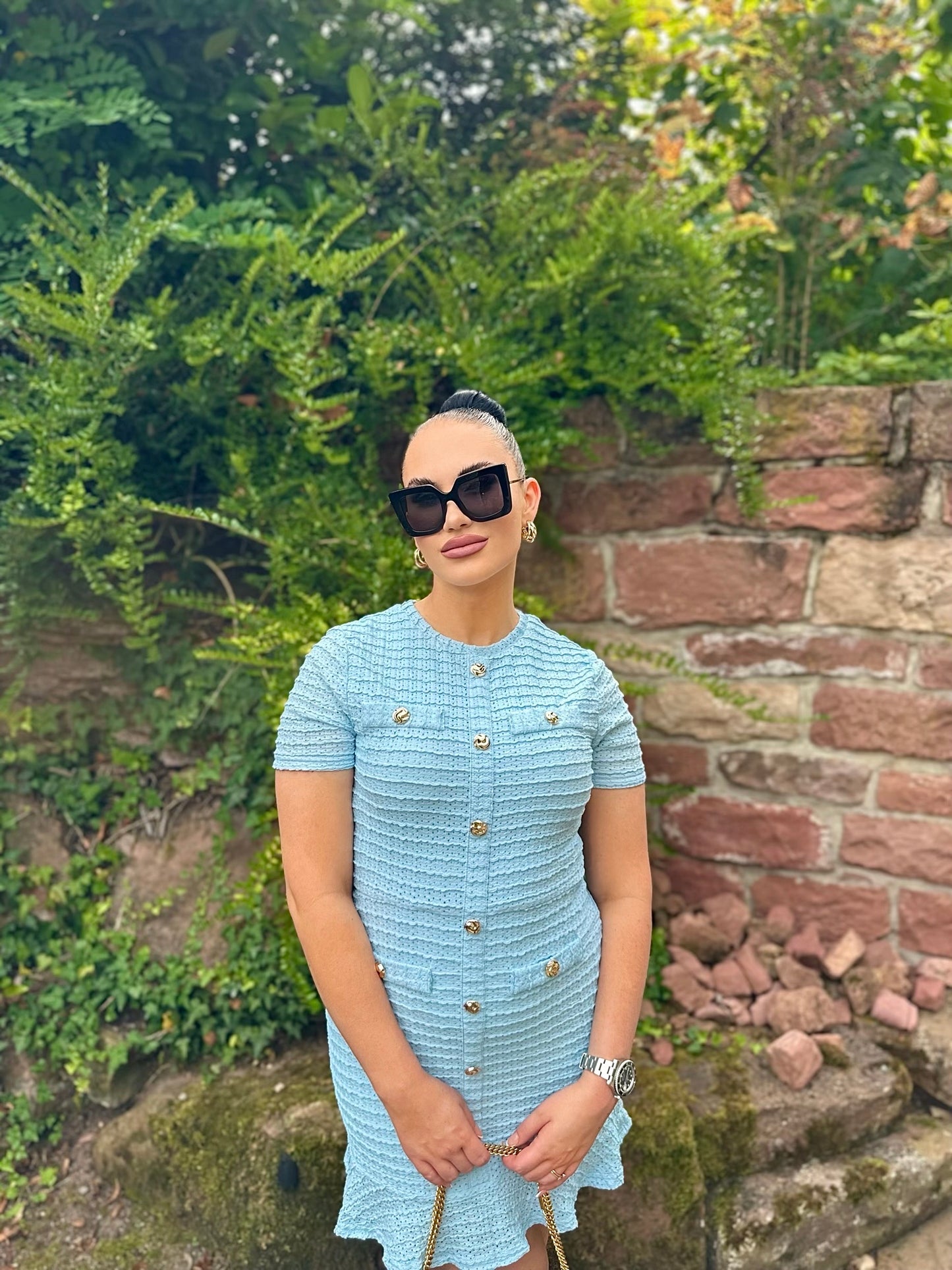 KLEID SOLEIL – HELLBLAU MIT VOLANTS