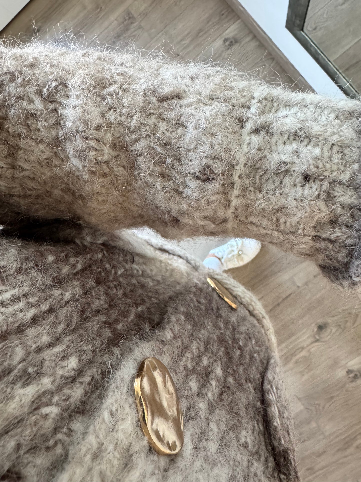 CARDIGAN MIT GOLDENEN KNÖPFEN