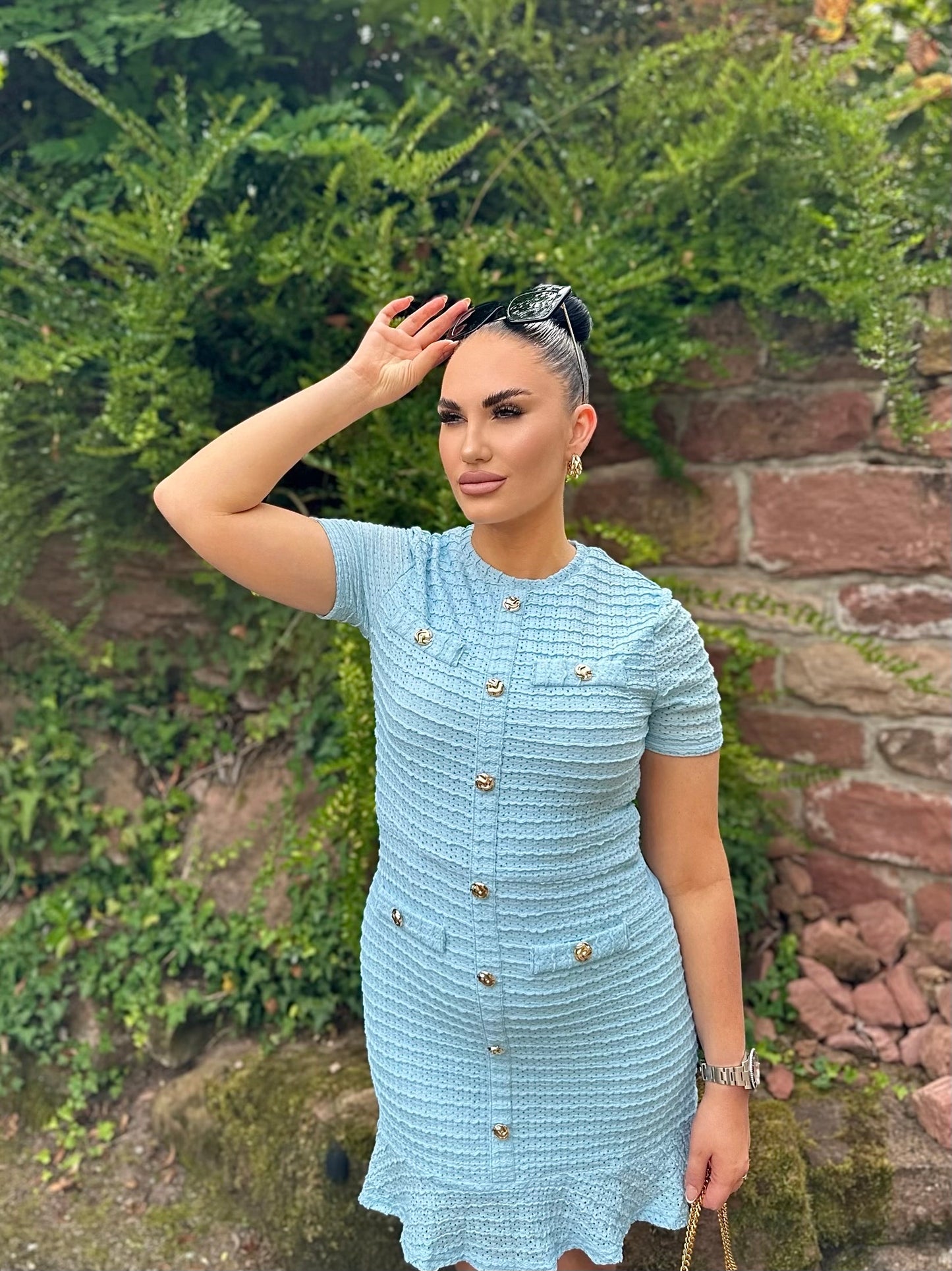KLEID SOLEIL – HELLBLAU MIT VOLANTS