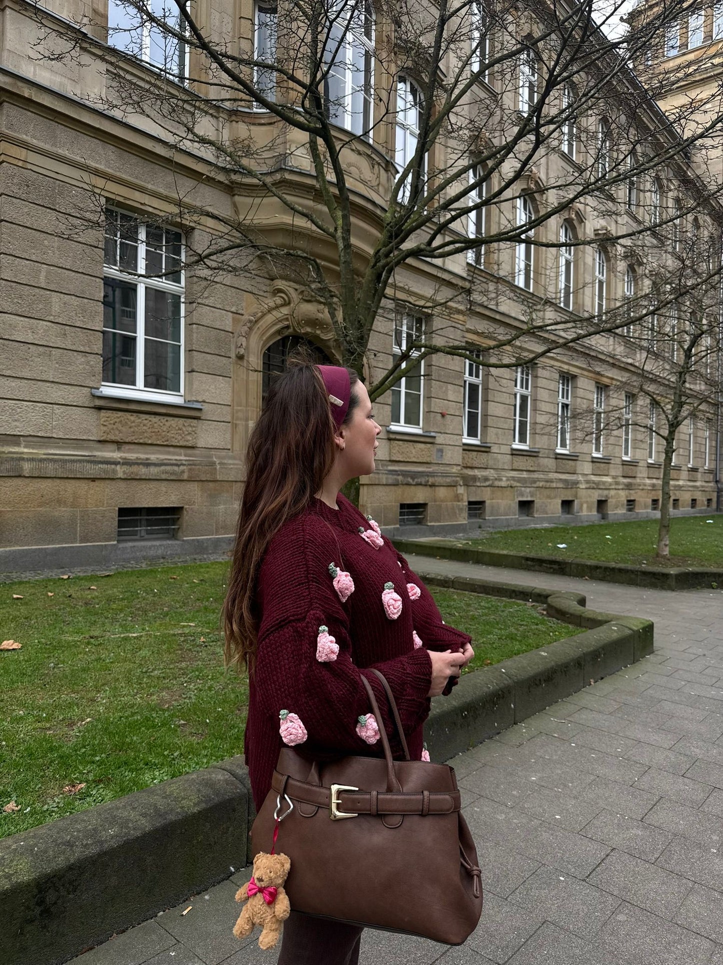 PULLOVER MIT HÄKELROSEN BORDEAUX