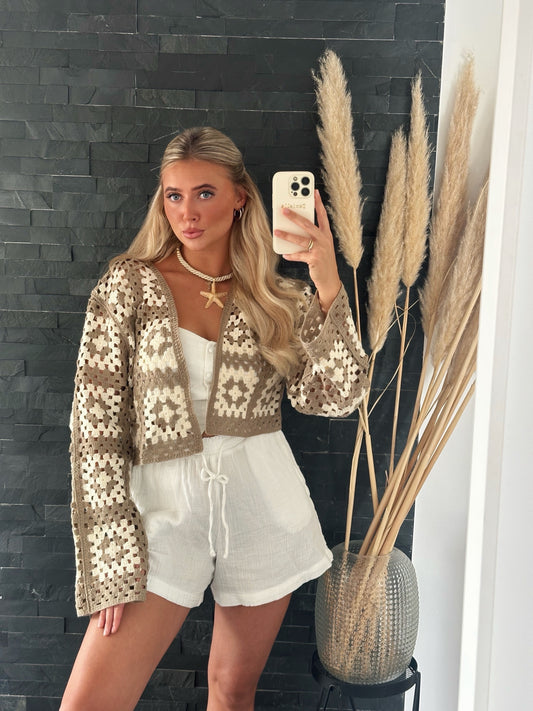 HÄKELJACKE BOHO PATCH – BEIGE