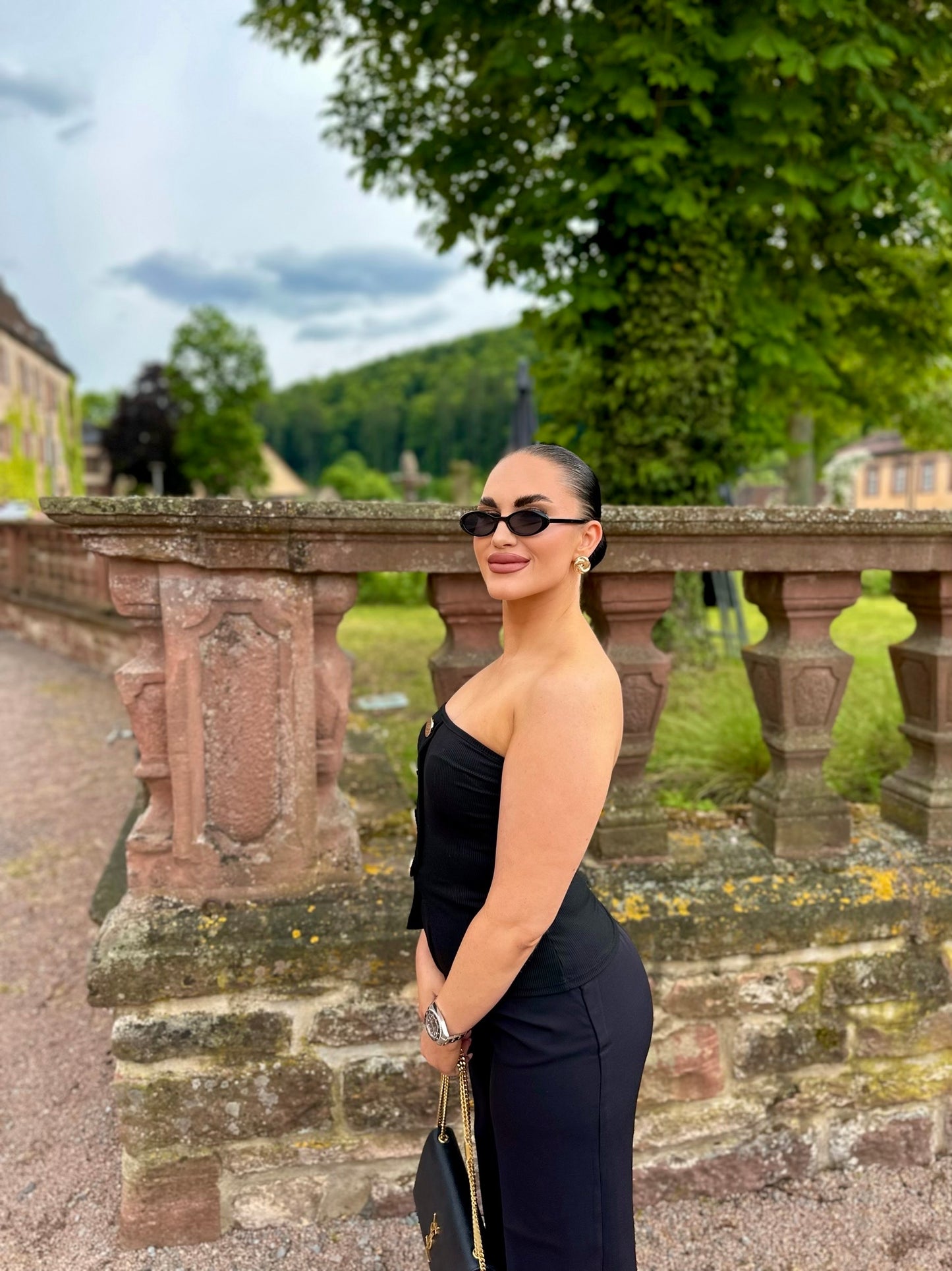 BANDEAU TOP SCHWARZ MIT GOLDENEN DETAILS