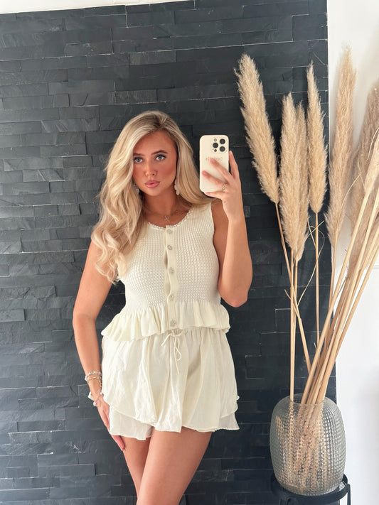 STRICKTOP FLEUR PERLE – CREME MIT RÜSCHEN