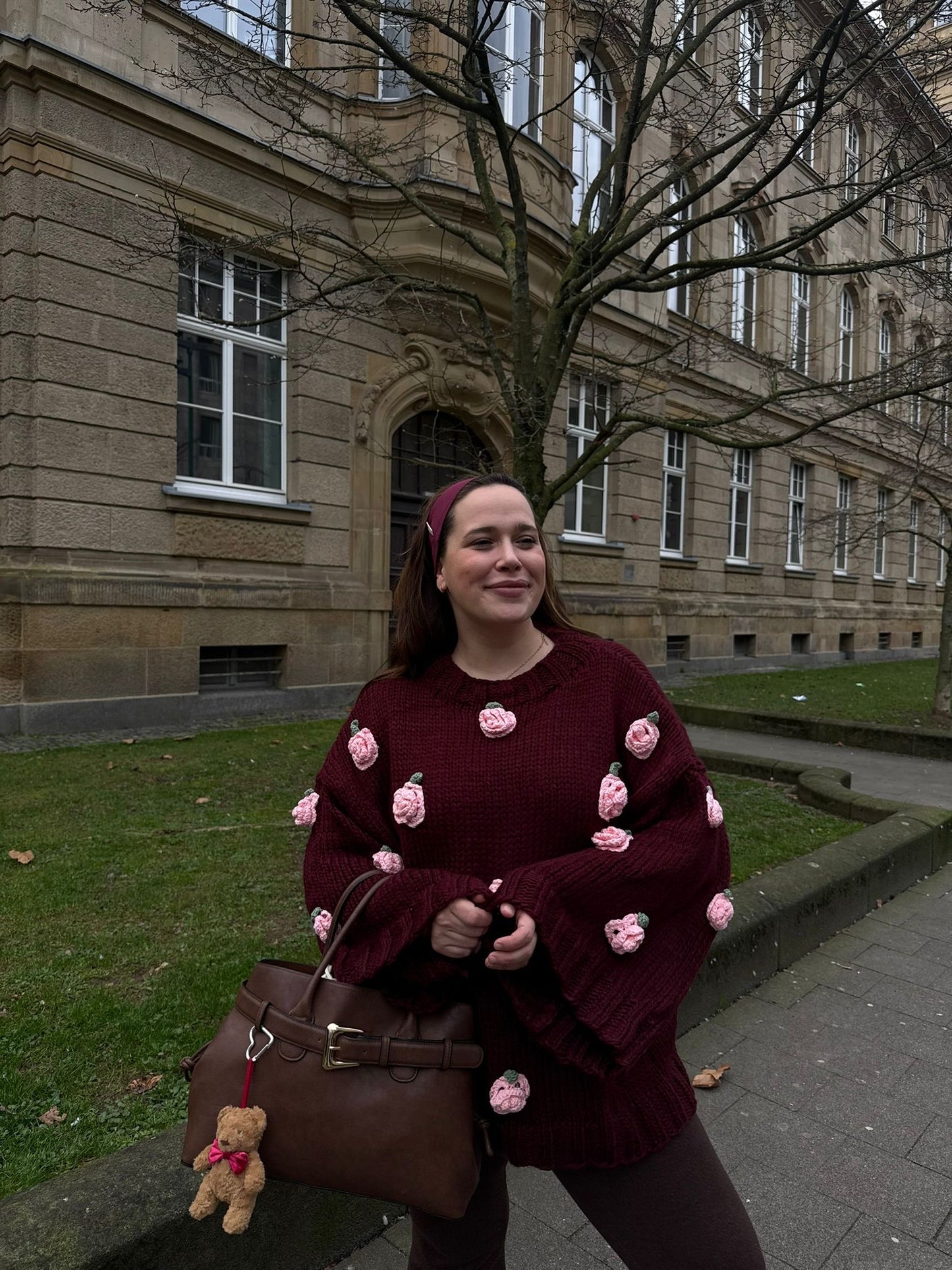 PULLOVER MIT HÄKELROSEN BORDEAUX