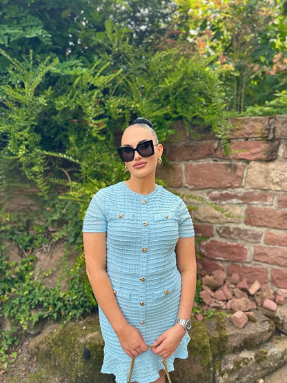 KLEID SOLEIL – HELLBLAU MIT VOLANTS