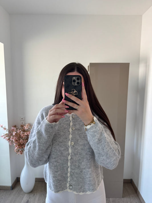 CARDIGAN GRAU MIT SPITZEN DETAILS