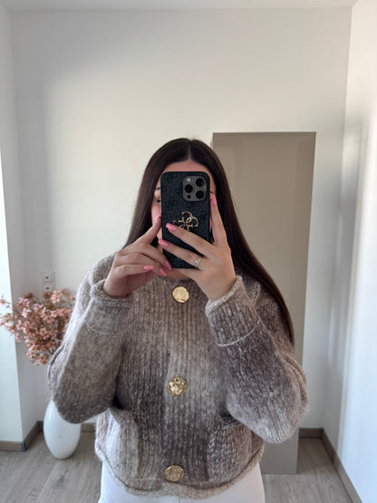 CARDIGAN MIT GOLDENEN KNÖPFEN