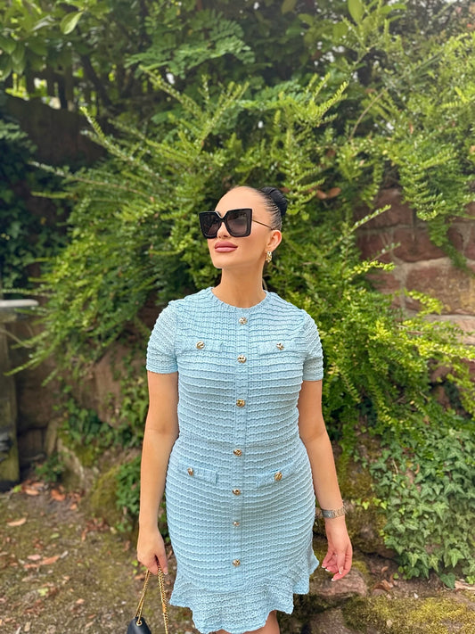 KLEID SOLEIL – HELLBLAU MIT VOLANTS