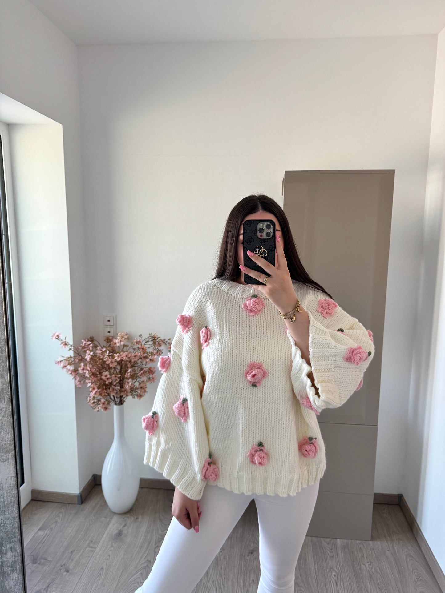 PULLOVER MIT HÄKELROSEN