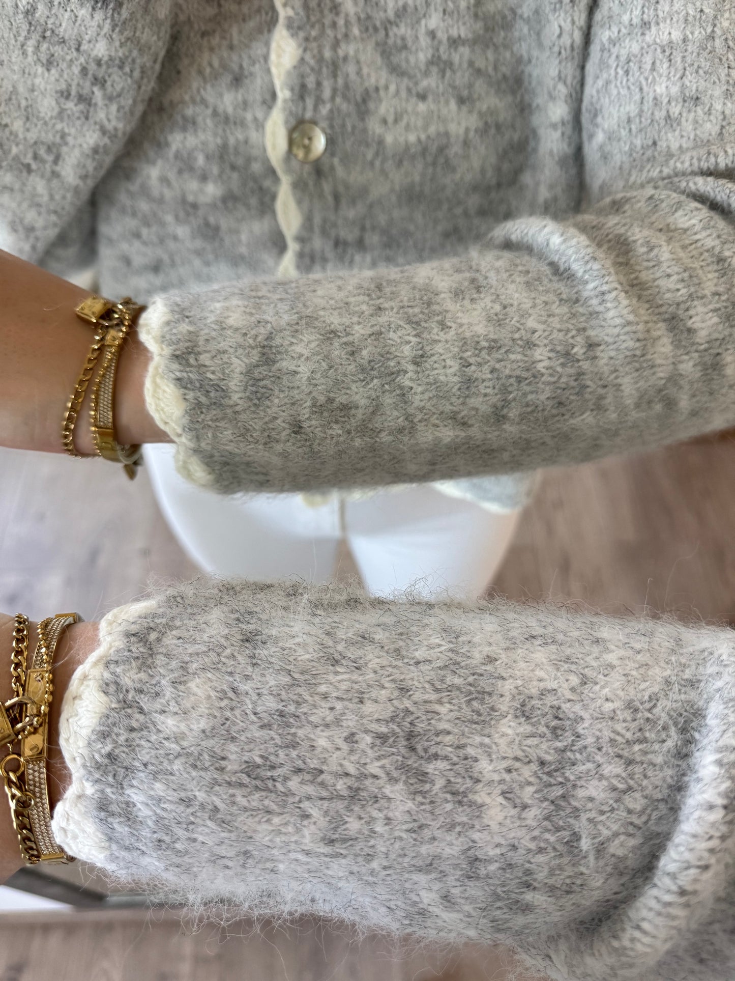 CARDIGAN GRAU MIT SPITZEN DETAILS