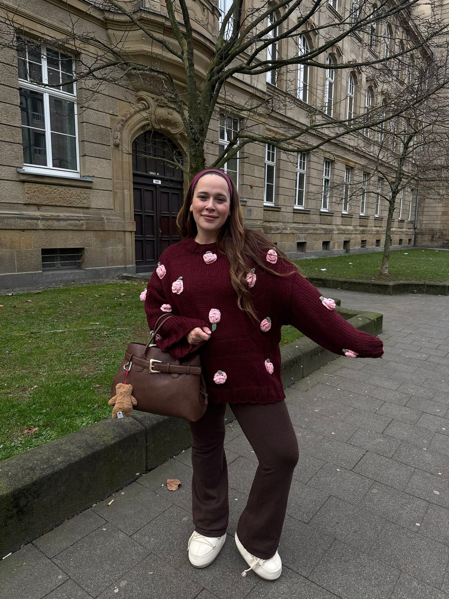 PULLOVER MIT HÄKELROSEN BORDEAUX