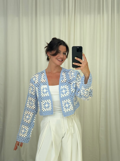 HÄKELJACKE BOHO PATCH BLAU
