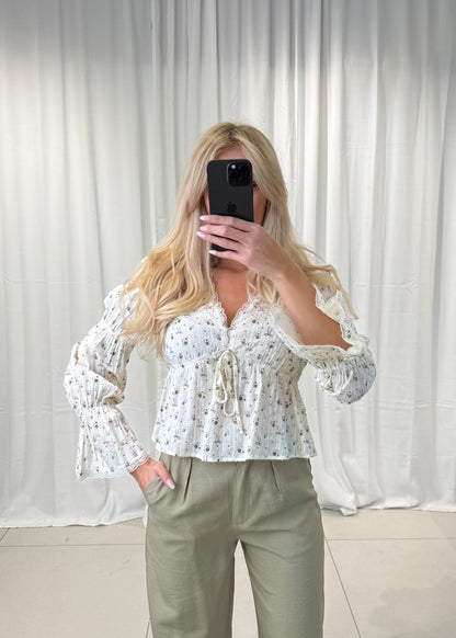 SPITZENBLUSE LUNA – CREME MIT SCHLEIFEN BRAUN