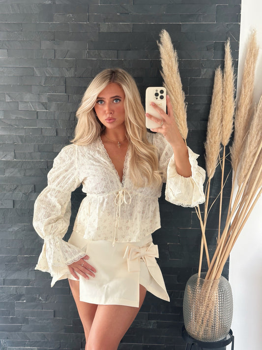 SPITZENBLUSE LUNA – CREME MIT SCHLEIFEN