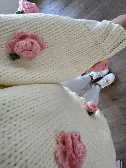 PULLOVER MIT HÄKELROSEN
